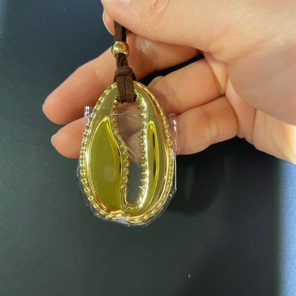 Stainless Steel 18K Gold-Plated Crab Claw Pendant Necklace | Elegant and Unique - Picture 4 of 4